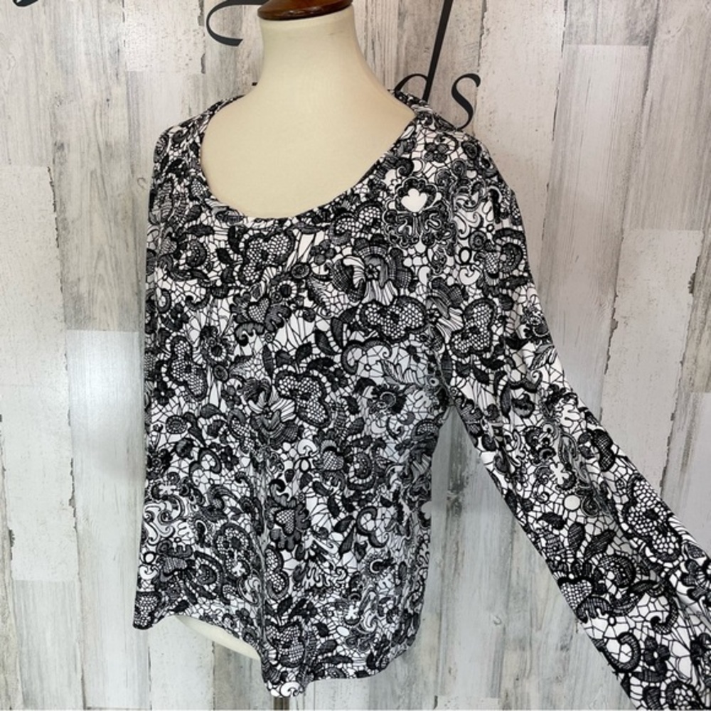 Chico’s Easywear Black and White Floral Lace Print Long Sleeve Scoop Neck Top